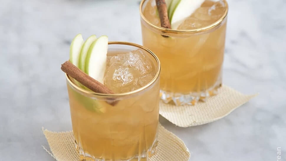 Tampilan cocktail dari kayu manis, jahe, dan kapulaga